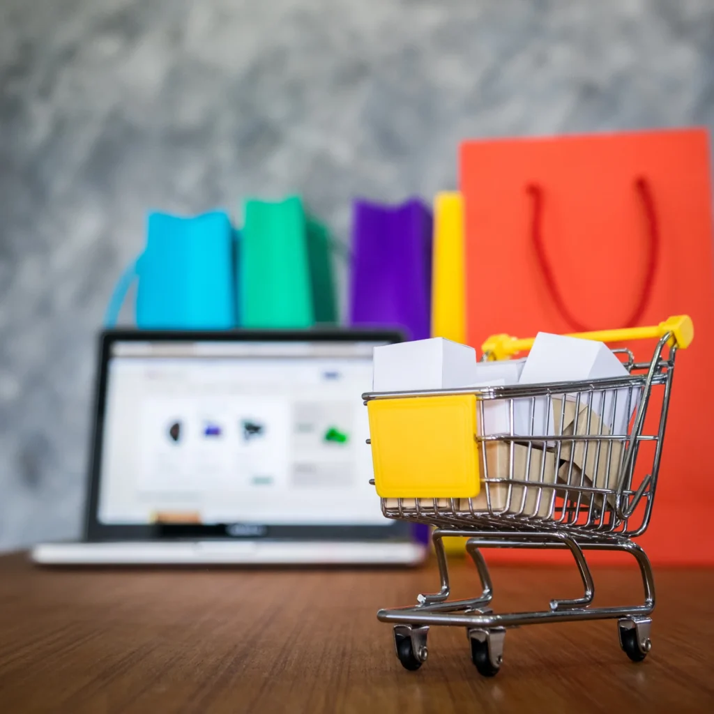 maketplace ecommerce carrinho de compras computador ao fundo
